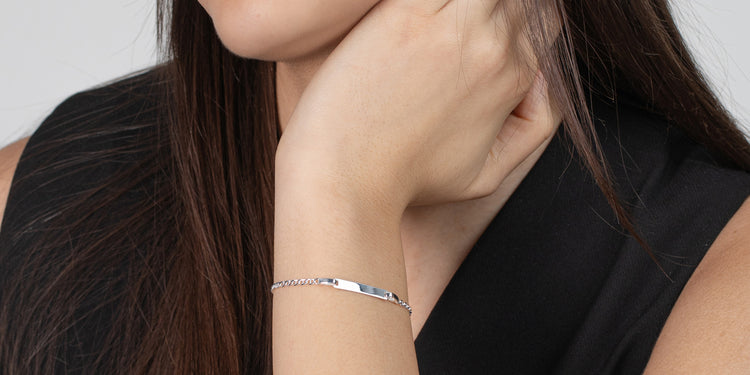 Silbernes Gravurarmband an Damenhandgelenk, personalisierter Schmuck