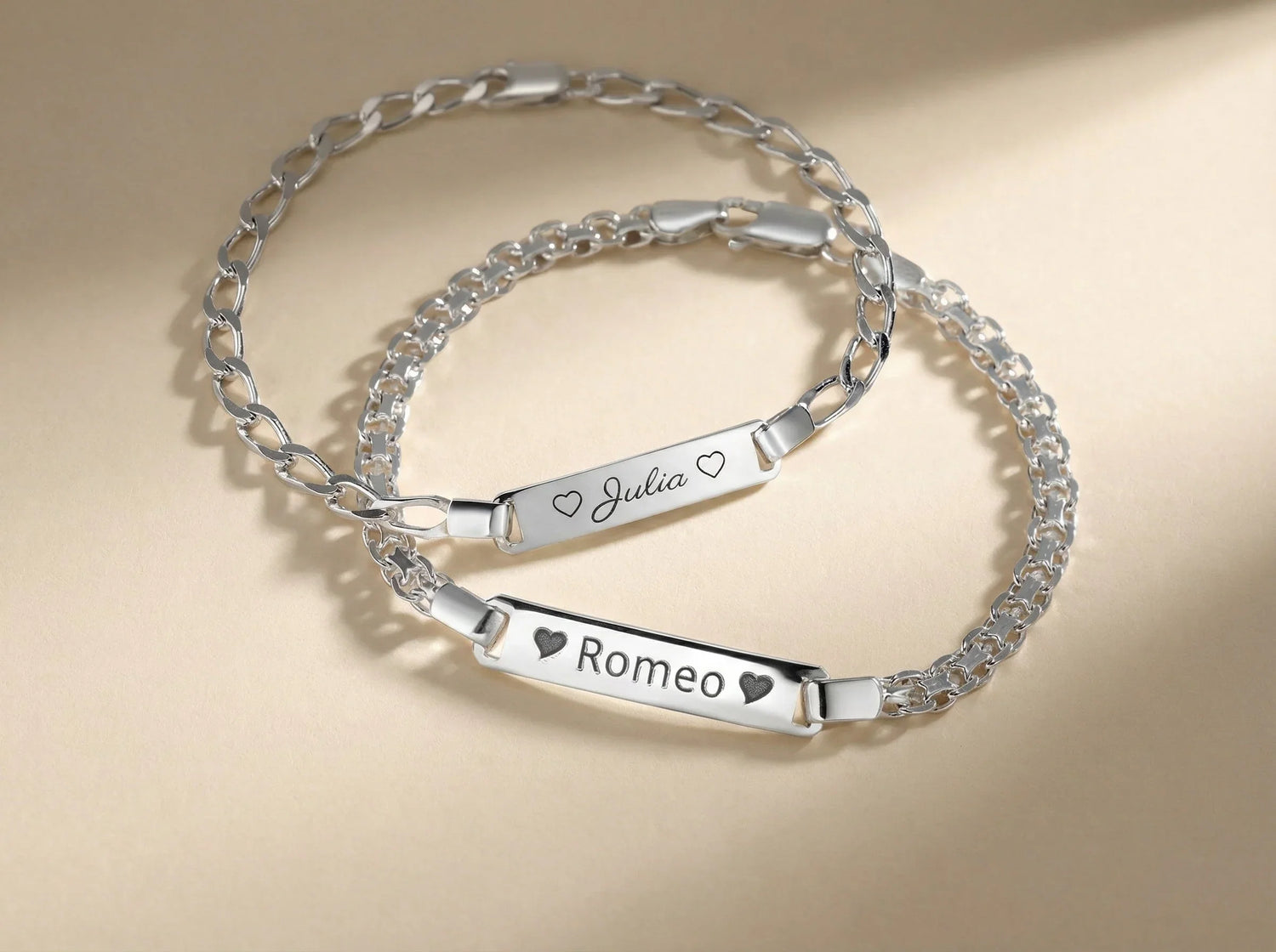 Silbernes Gravurarmband an Damenhandgelenk, personalisierter Schmuck