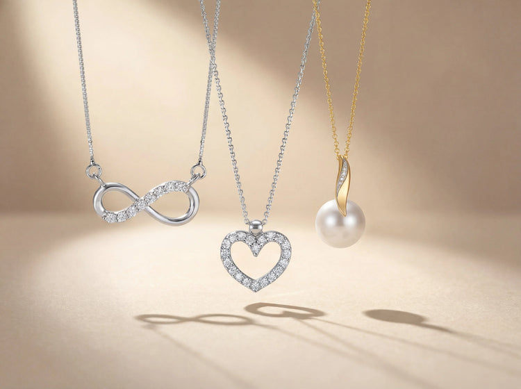 Silberne Herzanhänger-Halskette an Damenhals, zarter Schmuck